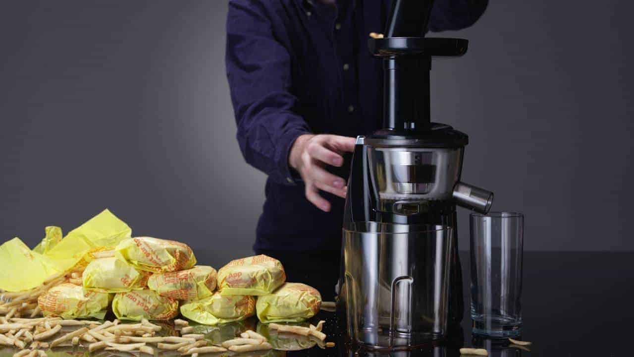 Was zum Trinken bleibt, wenn man McDonalds Essen durch den Entsafter lässt