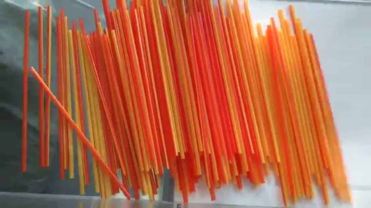 Wie Kunststoff Strohhalme hergestellt werden