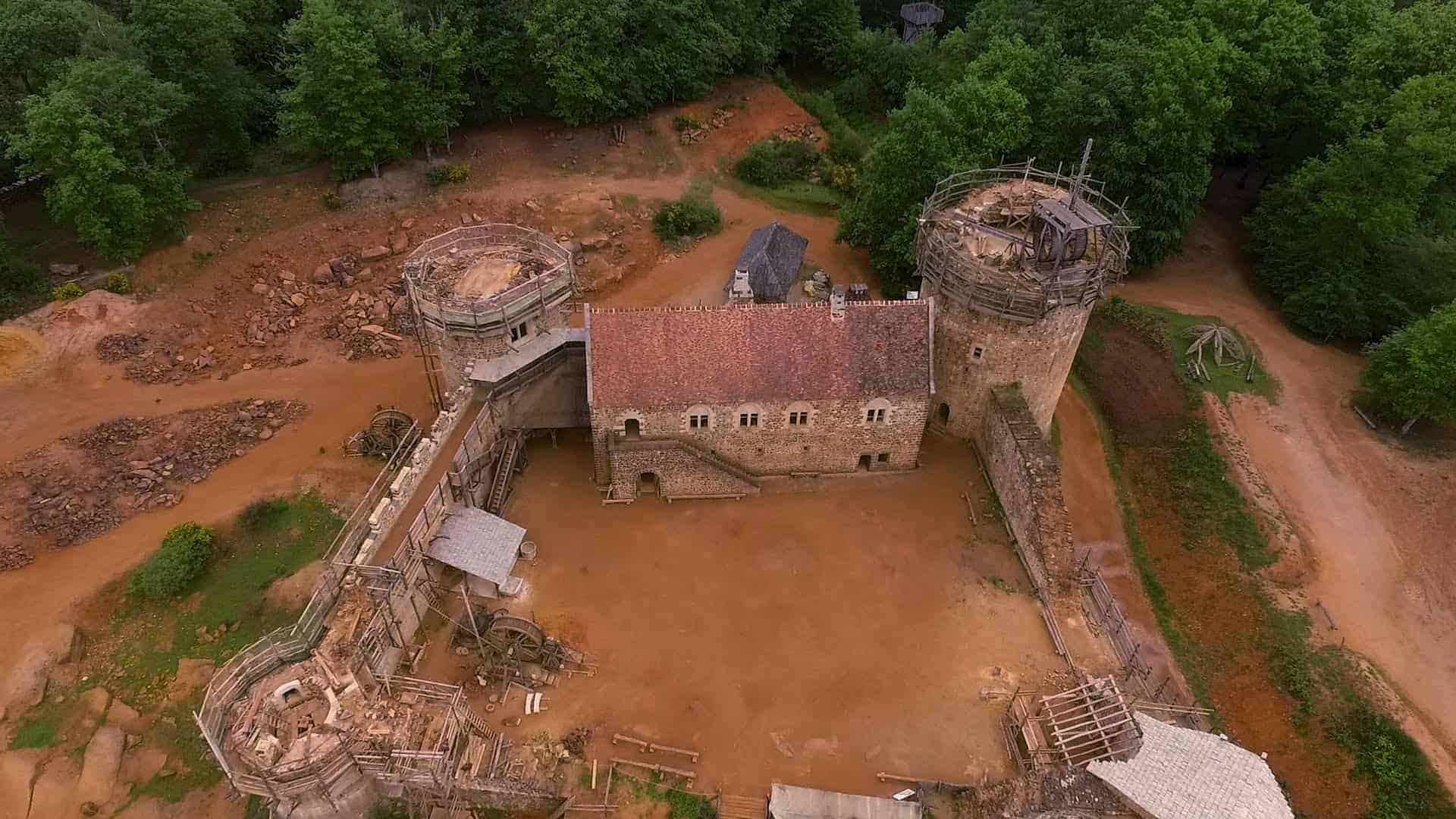 Wie man mit mittelalterlicher Technik eine Burg aus dem 13. Jahrhundert nachbaut