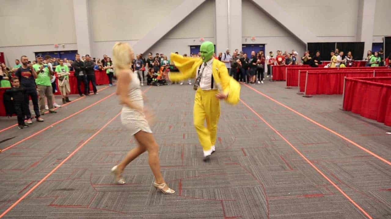 Il cosplayer della maschera balla al Montreal Comiccon 2016