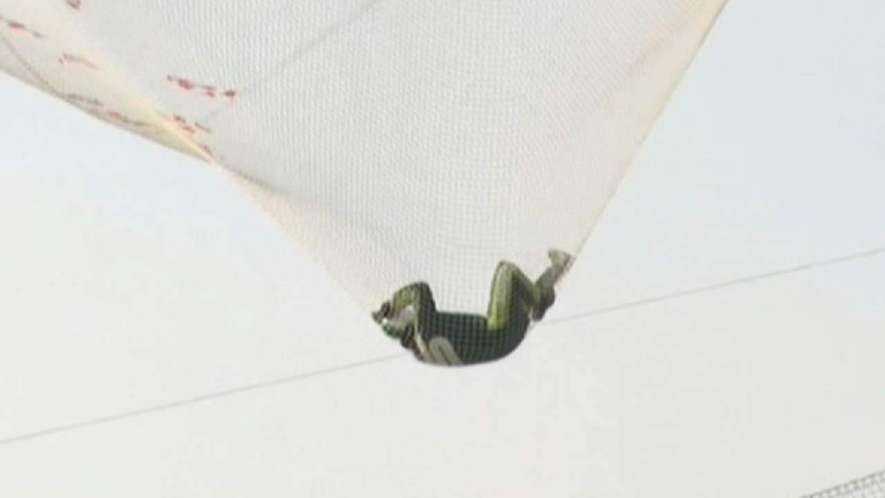 Gekke skydiver springt zonder parachute vanaf 7600 meter in een net