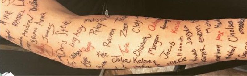 Il musicista ha tatuati su di lui i nomi dei sopravvissuti al suicidio tra i suoi fan