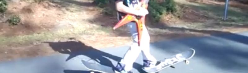 Strimla gitarr medan du åker skridskor på en Jesus-skateboard