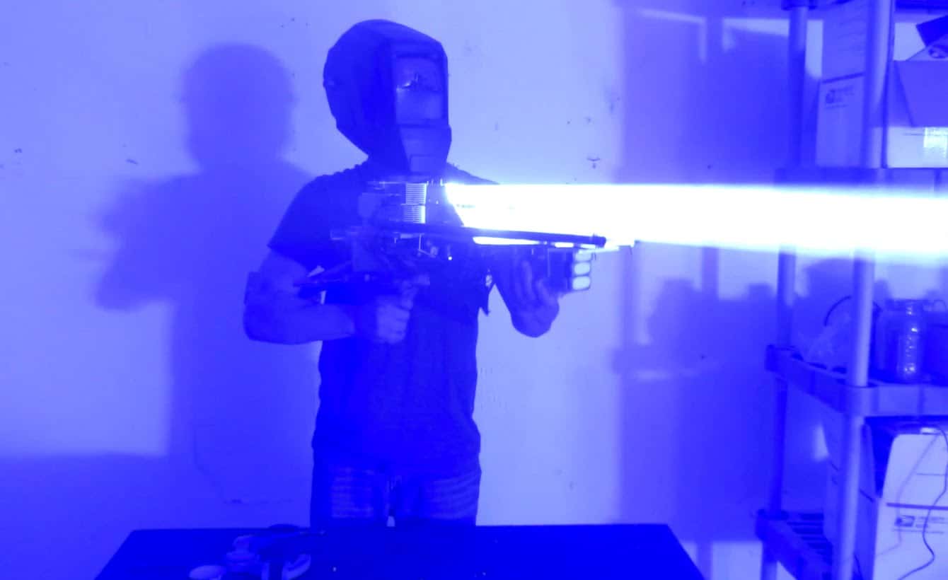 Verrückte Erfinder baut eine 200W Laser Bazooka