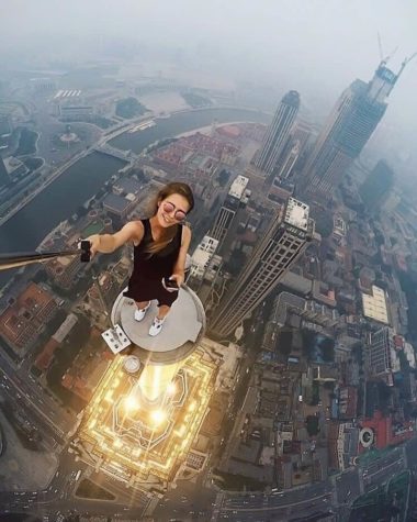 Tato ruská dívka pořizuje nejnebezpečnější selfie vůbec