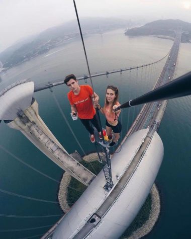 Tato ruská dívka pořizuje nejnebezpečnější selfie vůbec