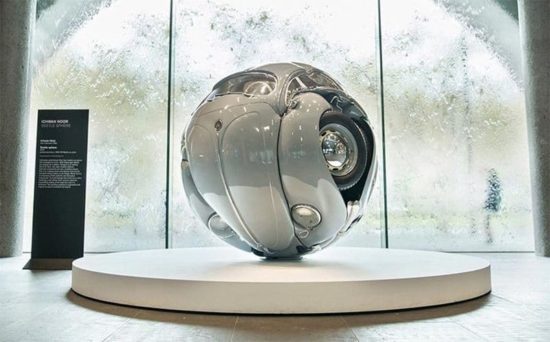 Ichwan Noor stisne avtomobile v sferične oblike