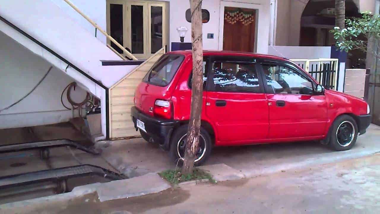Eine kleine Mini-Garage unter einer Treppe