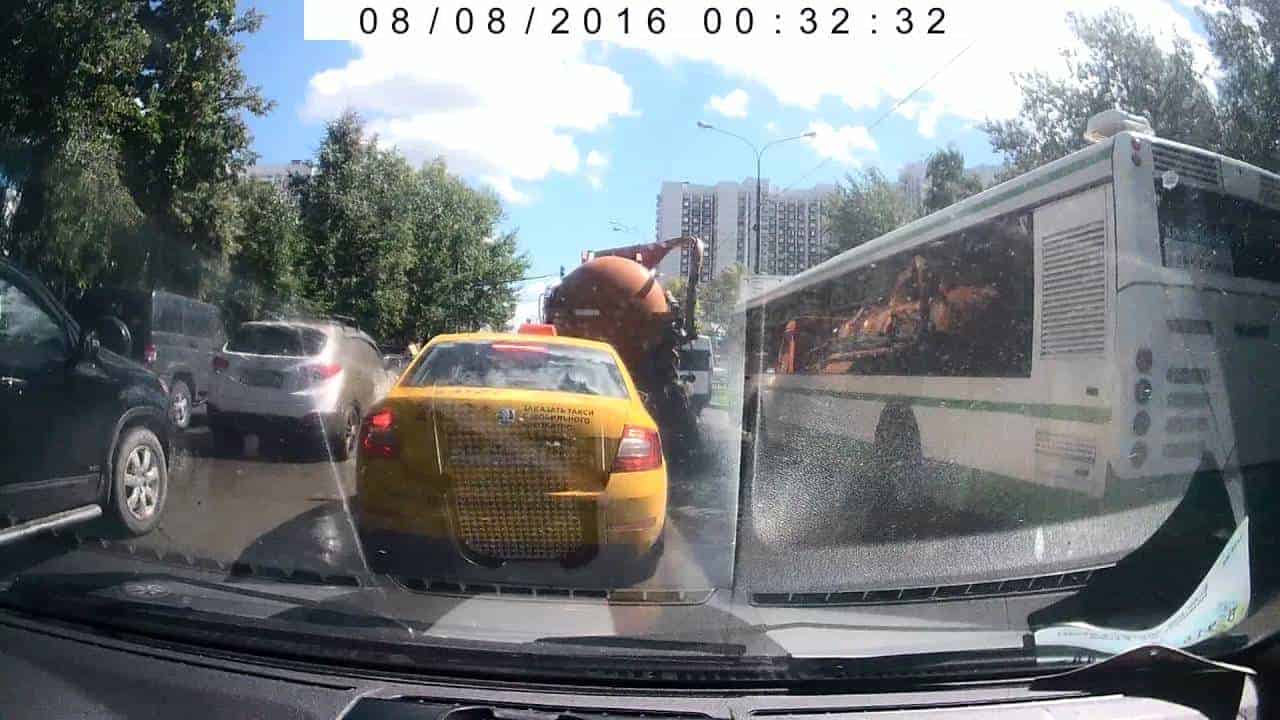 LKW voller Scheisse explodiert im Berufsverkehr