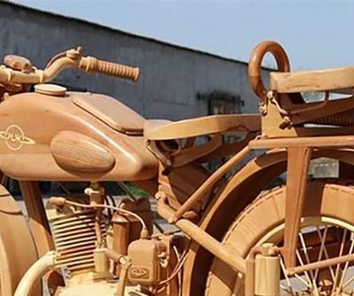 Motorrad komplett aus Holz