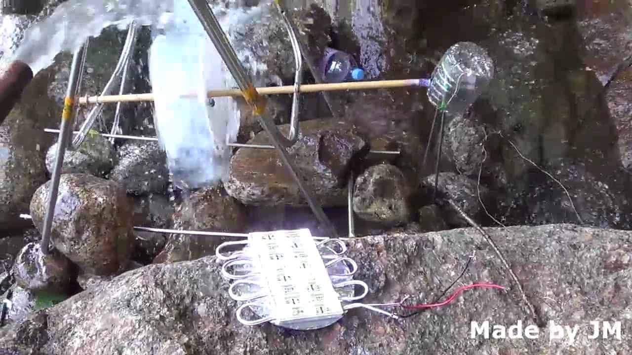 Wasser-Energie: Wie man sein Handy mit einer Plastikflasche auflädt