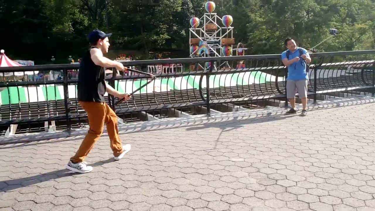 Buddy Bolton läuft durch New York und schneidet Selfie-Sticks mit der Astschere ab