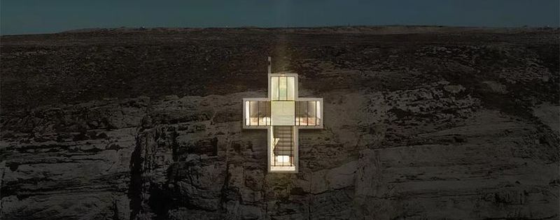 Kreuzförmige Kapelle in den Klippen