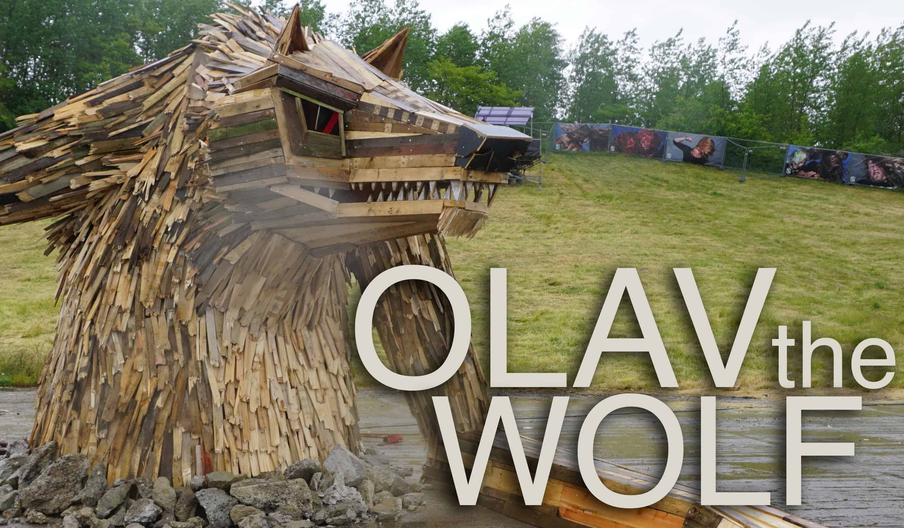 Olav the Wolf: Riesige Wolfs-Skulptur aus altem Holz gebaut