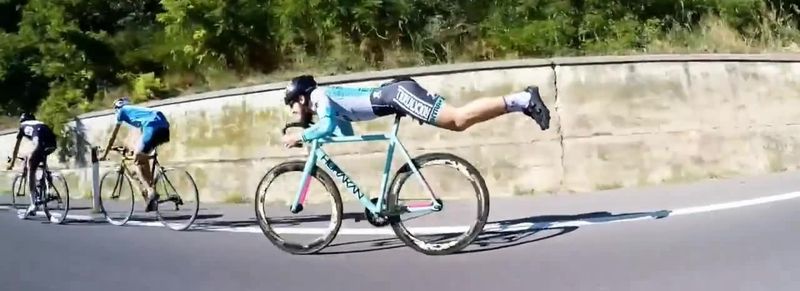 Als Rennrad-Superman blitzschnell unterwegs
