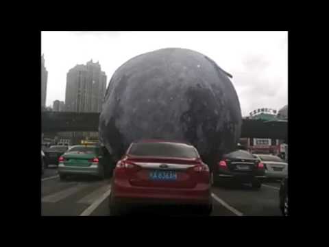 Riesiger Mond rollt durch chinesische Stadt