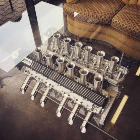 Tisch aus einem Jaguar V12 Motor