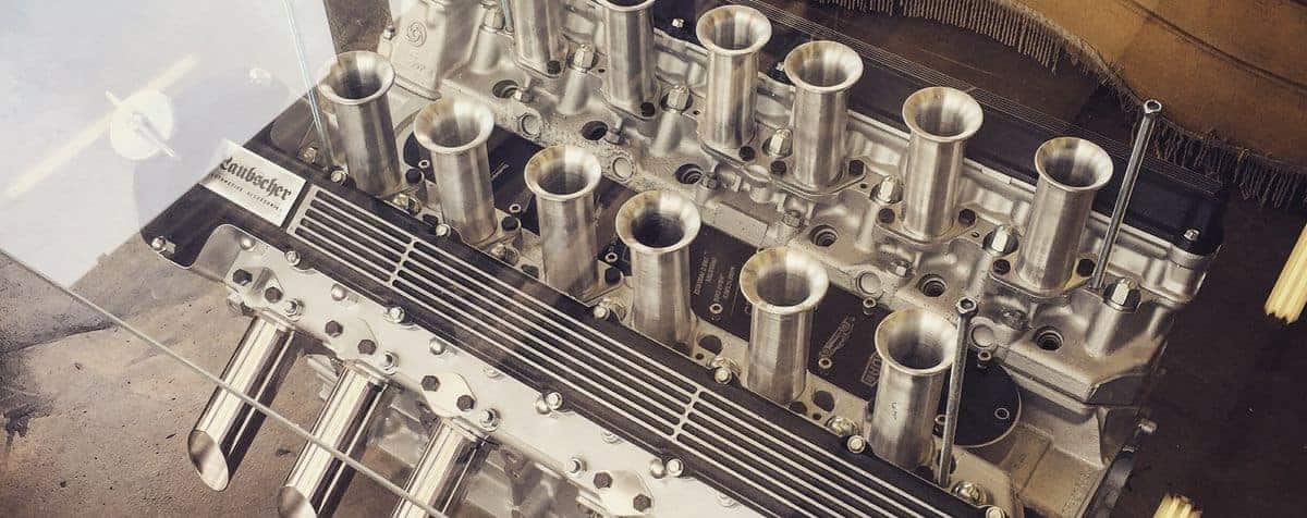 Tisch aus einem Jaguar V12 Motor