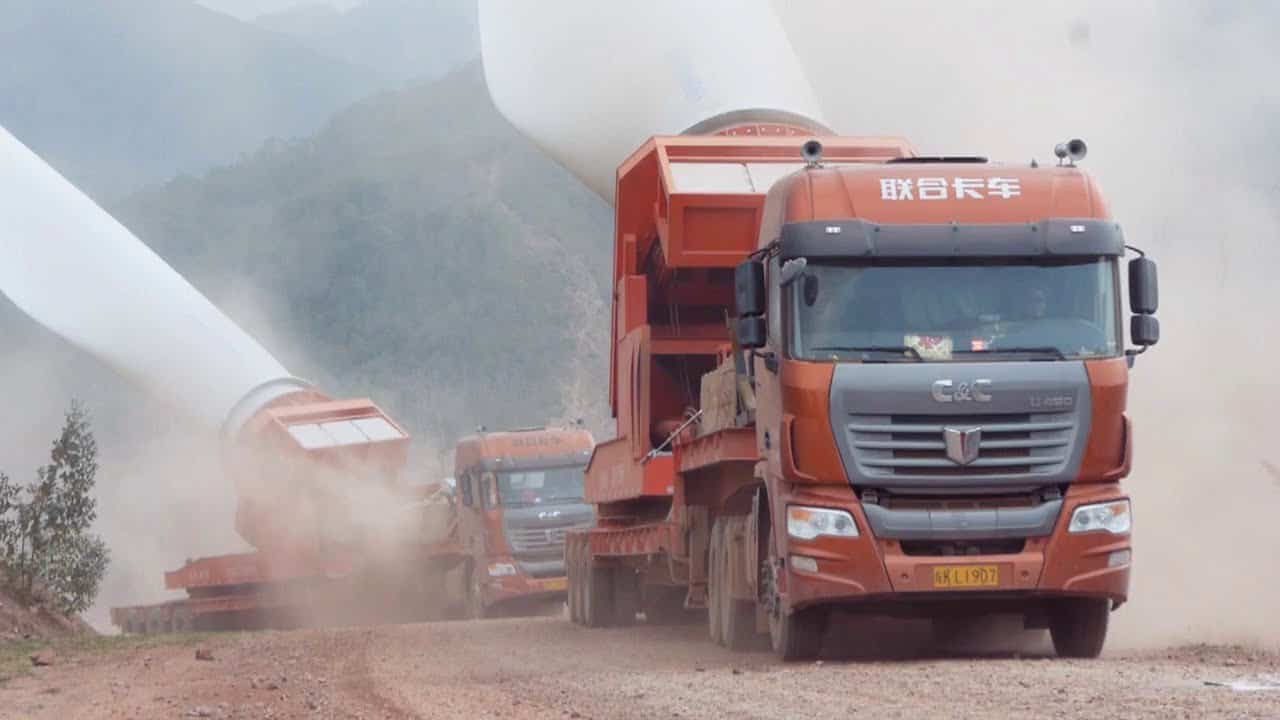 Jak se obrovské listy rotoru pro větrné turbíny přepravují do hor v Číně