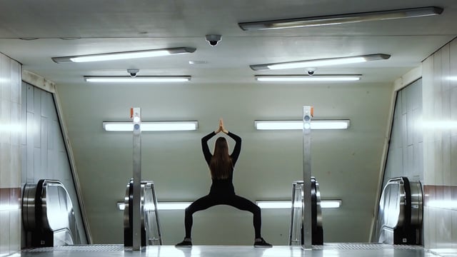 Yoga in einer Berliner U-Bahn-Station