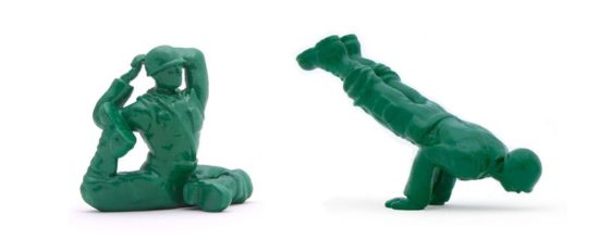 Yoga Joes: Plastik-Soldaten beim Yoga