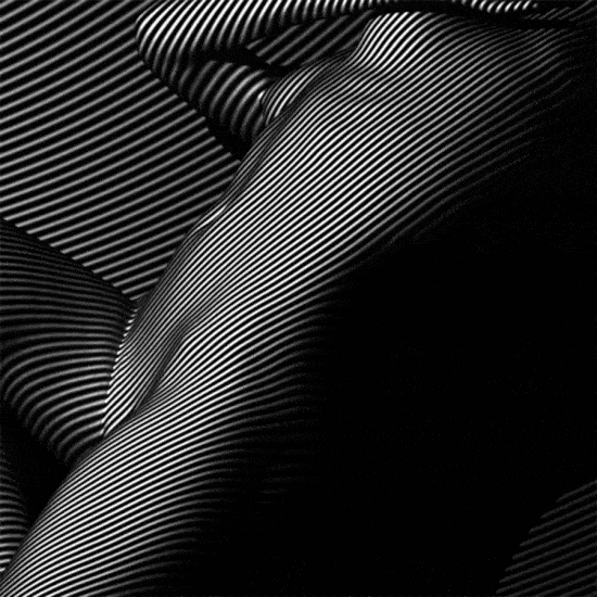 Adam Pizurny lar svarte streker strømme over nakne kropper