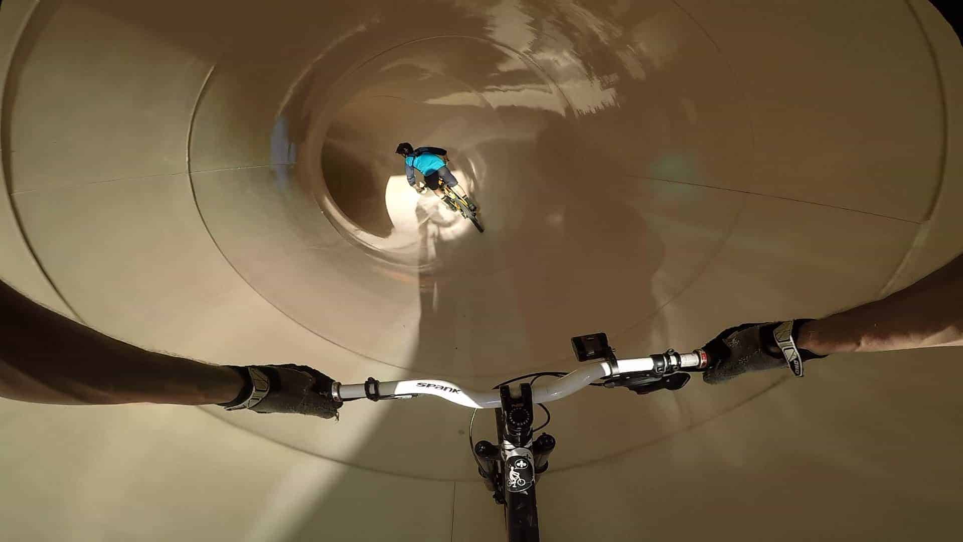 Auf dem Mountainbike die Wasserrutsche runter in der Ego-Perspektive