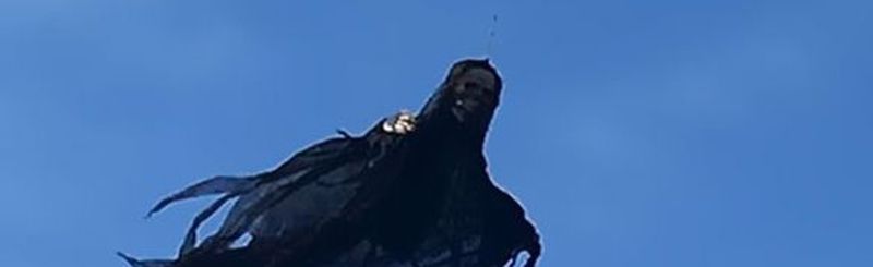 Mannen bygger flyvende dementor til Halloween