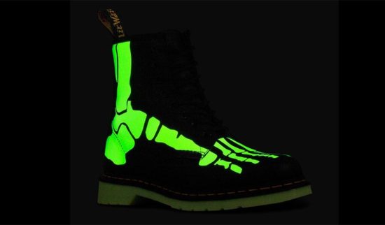 Dr. Martens mit leuchtendem Skelettfüssen