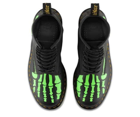 Dr. Martens mit leuchtendem Skelettfüssen