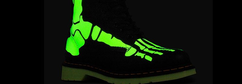 Dr. Martens mit leuchtendem Skelettfüssen