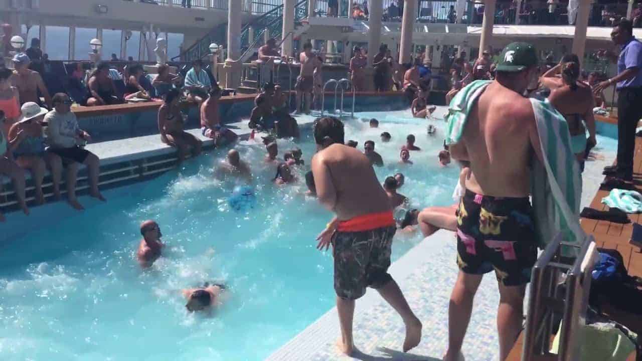 Ein Swimmingpool auf einem Kreuzfahrtschiff bei rauer See