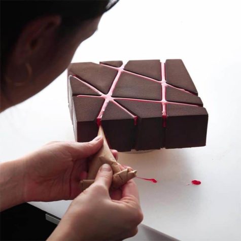 Dinara Kasko vyrábí geometrické dortové umění