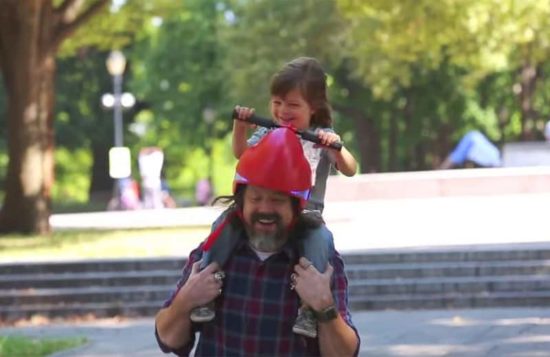 Det perfekte tilbehør til at give børn en piggyback-tur
