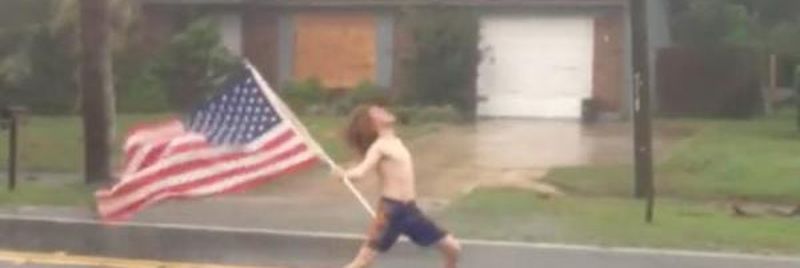 Hurrikan Matthew: Headbanger trotzt mit Slayer und amerikanischer Flagge dem Wirbelsturm