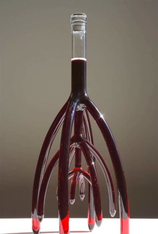 Kurios verästelte Weinkaraffen
