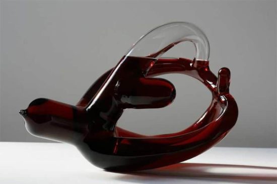 Kurios verästelte Weinkaraffen