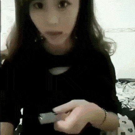 Lighter Tricks: Eine Frau spielt mit dem Feuer