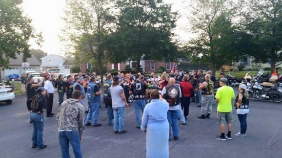 Biker begleiten Teenager mit Down-Syndrom in seinen ersten Tag an der High School