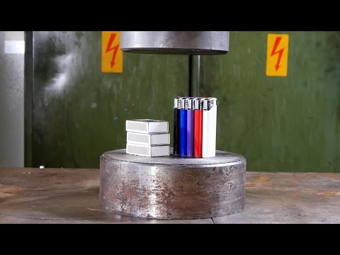 Tændstikker og lightere under en hydraulisk presse