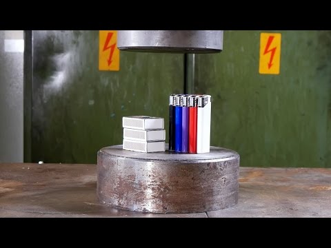 Streichhölzer und Feuerzeuge unter einer Hydraulik-Presse
