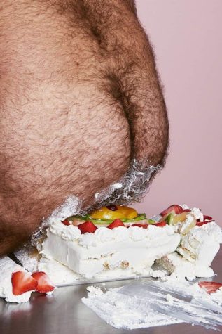 Torte an haarigem Popo