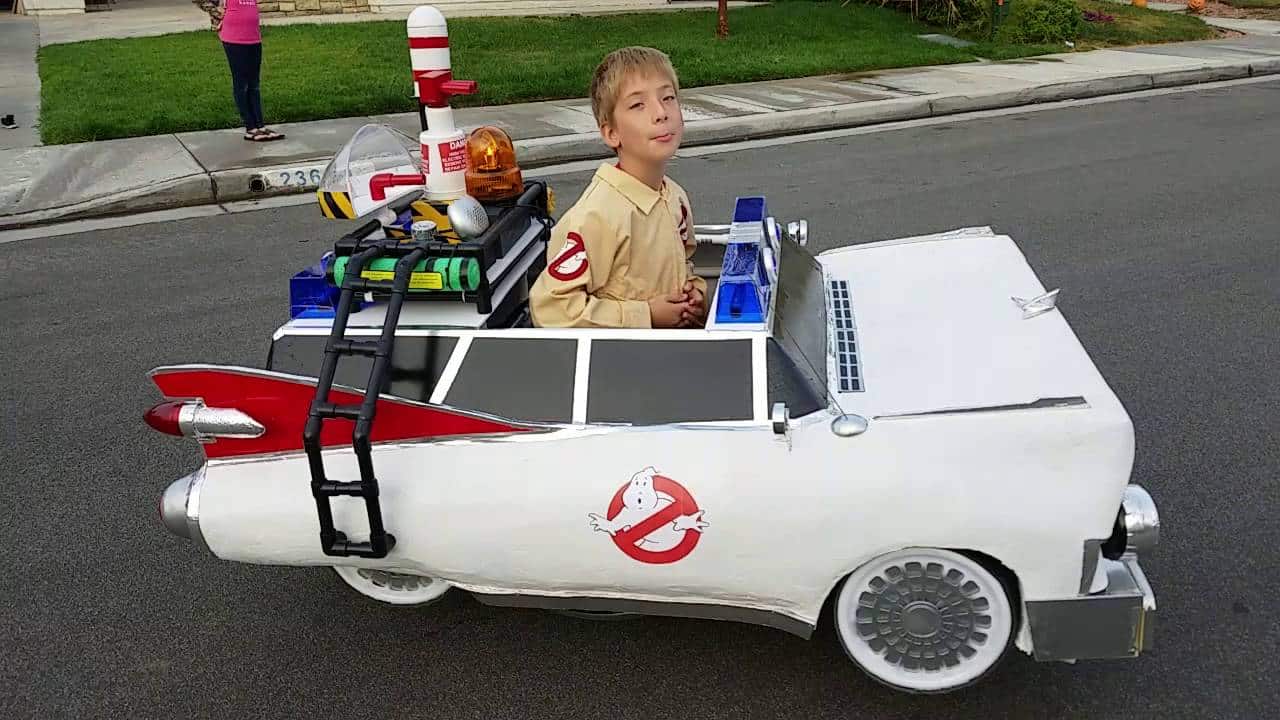 Vater baut den Rollstuhl seines Sohns in einen Ghostbusters Ecto-1 um
