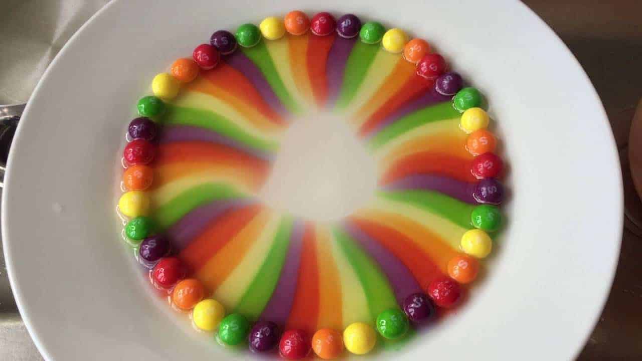 Wie man mit Skittles einen Regenbogen macht