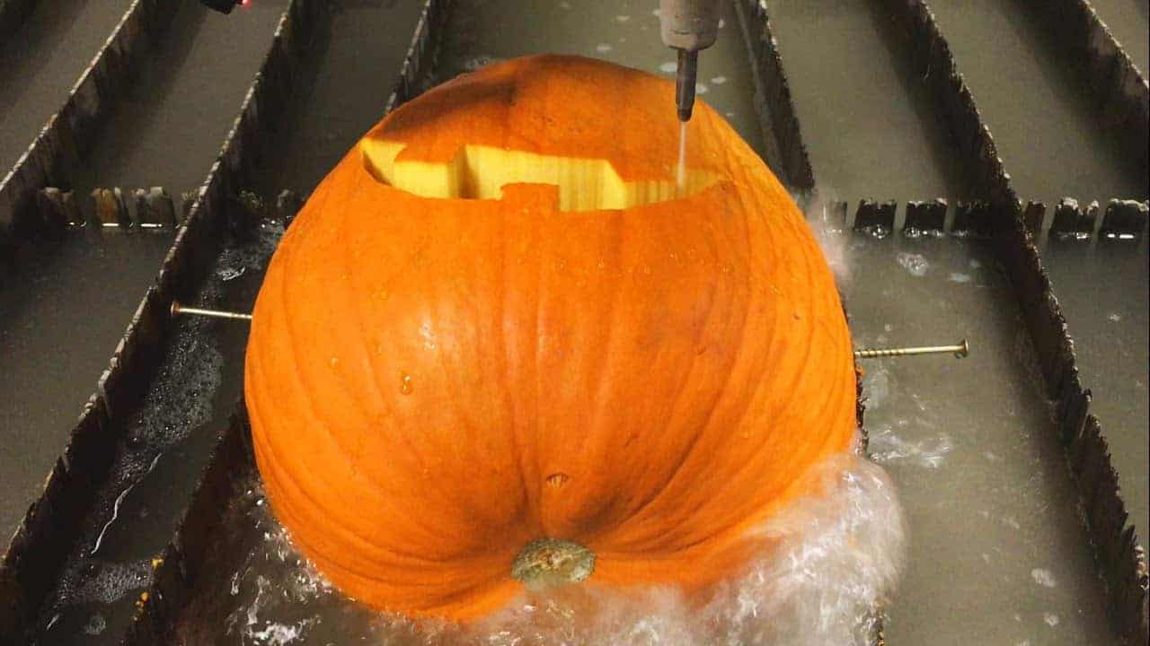 Wie man mit Wasserdruck ein Gesicht aus einem Kürbis schnitzt