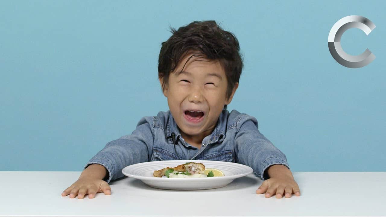 Amerikanische Kinder probieren zum ersten Mal französisches Essen