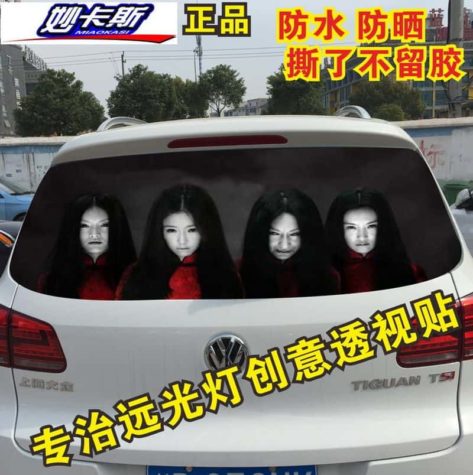 Coole Heckscheibenaufkleber, die bei Fernlicht Gruselmotive zeigen