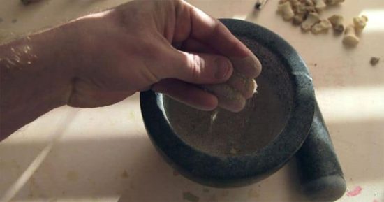 Diseño de cremación: platos mórbidos hechos de huesos humanos