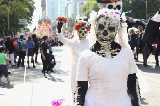 Dia De Los Muertos: Fotos der Parade in Mexiko-City