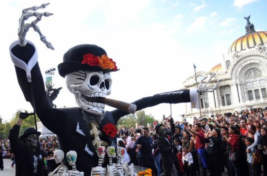 Dia De Los Muertos: Fotos der Parade in Mexiko-City